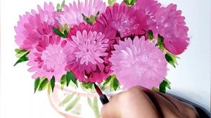 Темно-розовый букет в стеклянной вазе. Рисунок цветов гуашью при помощи кисти-губки.