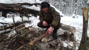 Как сделать зимний ночлег в лесу. Ночую  зимой в -6 без спальника. Нодья и топор верные друзья.