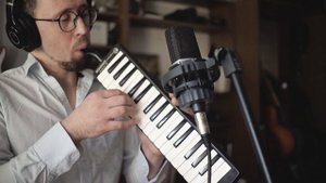 Melodicas Comparison - Yamaha P-37D vs. Hohner Student 32