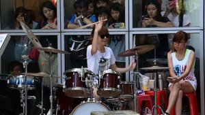 羅小白S. White - 那麼厲害~~ in 夢時代. Барабанщица-виртуоз из Тайваня.Amazing Girl Drummer