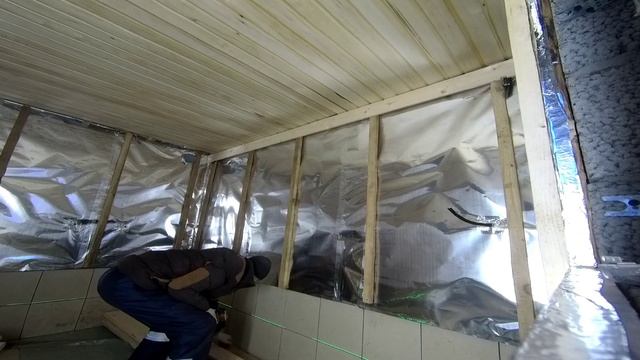 ОБШИВАЮ СТЕНЫ ВАГОНКОЙ. #баня #вагонка #забор #мутный #дача смотреть онлайн