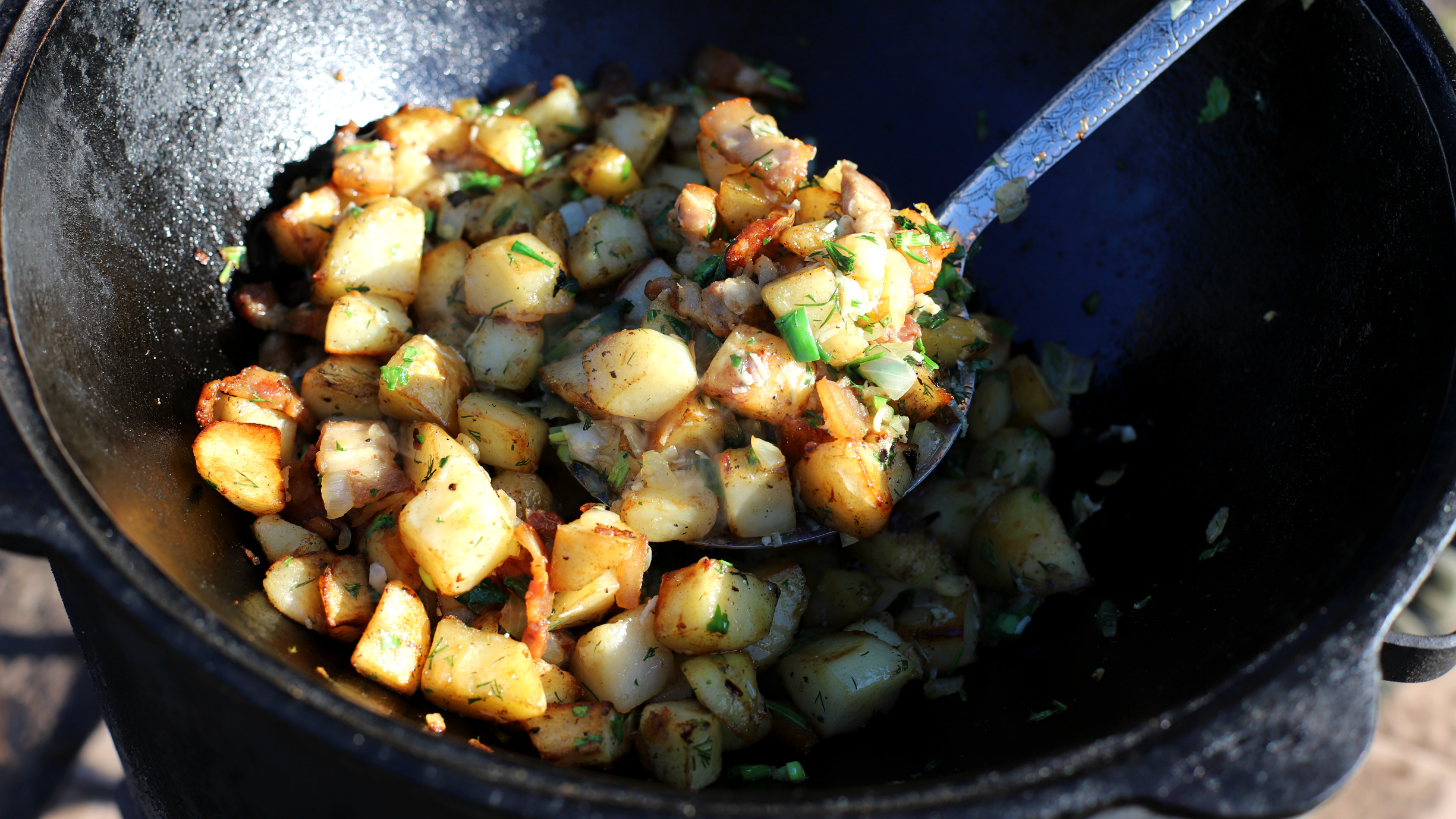 Жареная картошка в казане. Жареная картошка с мясом в казане. Картошка в казане на костре. Жаркое на костре в казане с картошкой.