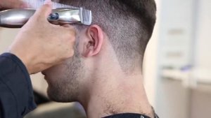 Стрижка мужская машинкой и ножницами.