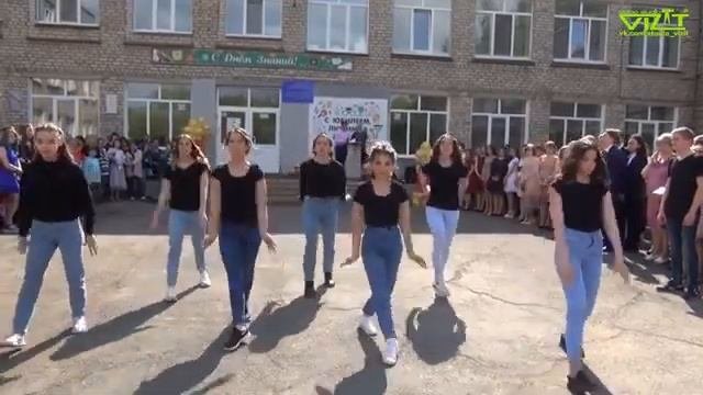 Чернушка школа, выдача аттестатов танец выпускников 9класса