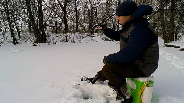 В новые места с БЕЗМОТЫЛКОЙ !!! Где живёт плотва в глухозимье ??? смотреть онлайн