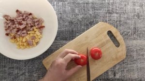 Салат из фасоли, сыра, сухариков, помидоров и ветчины | Быстро и вкусно