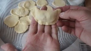 ВАРЕНИКИ С МАЛИНОЙ, тесто на кефире. Как лепить вареники колоском.