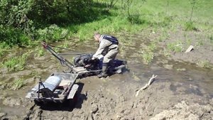 Ползание на мотобуксировщике по грязи