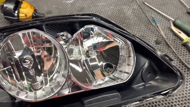 Ремонт фар Ford Escape - установка светодиодных линз Aozoom в рефлекторную оптику смотреть онлайн