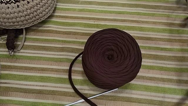 Мастер класс круглой сумочки из трикотажной пряжи со вставкой . смотреть онлайн