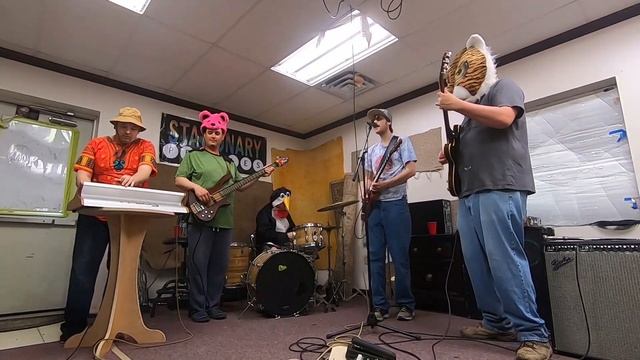 Stationary Pebbles Weekend @ Woolfies Promo смотреть онлайн