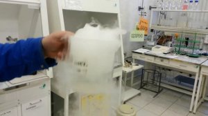 Что будет, если налить жидкий кислород в горячую воду?..