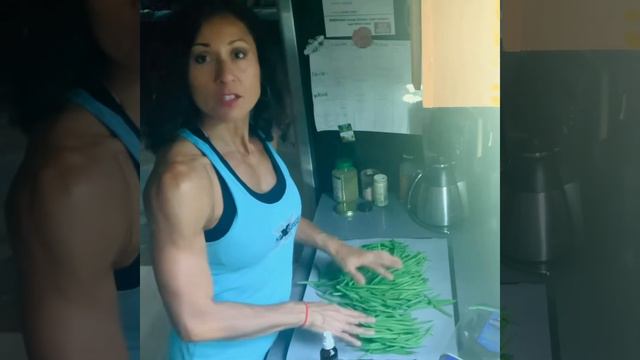 Quick Salmon & Green Beans Meal | Lisa Fink смотреть онлайн