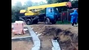 Маз-автокран перевернулся.