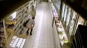 Тётка с большой   задницей ,срёт днём в супермаркете