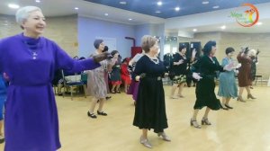 Средний уровень исполняют танец Линди Хоп ?