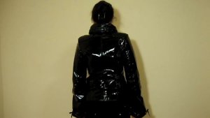 Стильная женская лаковая куртка  на замке