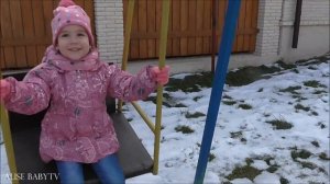 ?Прогуливаемся на детской площадке с куклой Машей, катаемся на качелях, играем с кошечкой Муркой