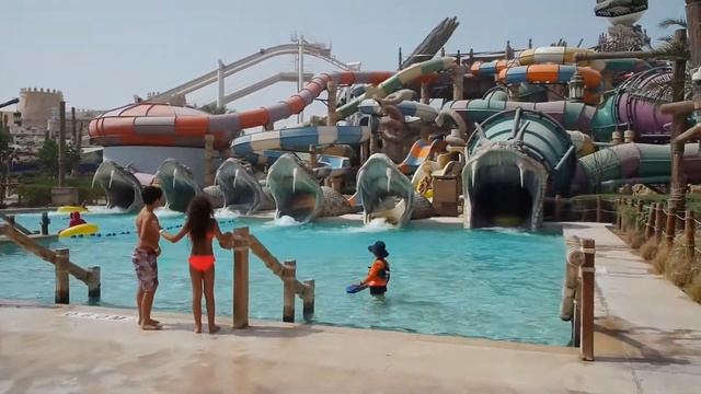 Аквапарк "Yas WaterWorld" в Абу-Даби (ОАЭ). смотреть онлайн