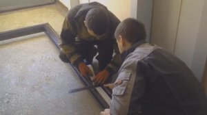Обрезка наличника входной двери.