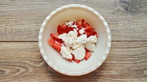 Салат с рикоттой и помидорами