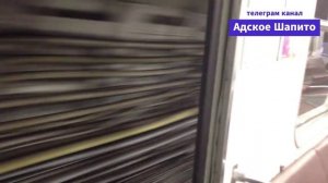 Открытые двери в вагоне метро