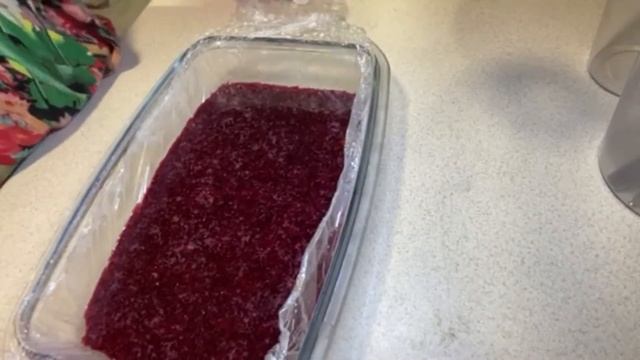 Муссовое пирожное «Вишня в шоколаде».В итоге получаем эффектный и очень вкусный десерт.