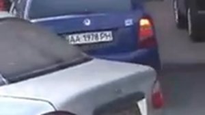 Мужчина в центре Киева разносит припаркованные автомобили (1)