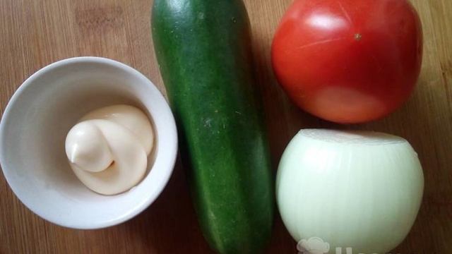 Салат из жареных огурцов, свежих помидоров и лука