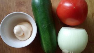 Салат из жареных огурцов, свежих помидоров и лука