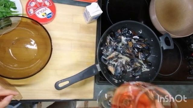 Рецепт- Мидии в чесночно сливочном соусе! Быстро и вкусно! Тёплый и хрустящий багет, макаем в соус