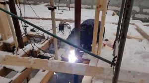 Четырёхскатная кровля на двухэтажном доме 3.  Продолжение работ.  Несущие стойки 2го этажа.