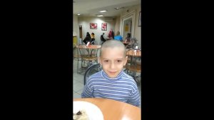 Мальчик шевелит ушами прикол