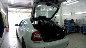 Универсальная система автоматического закрывания и открывания двери багажника