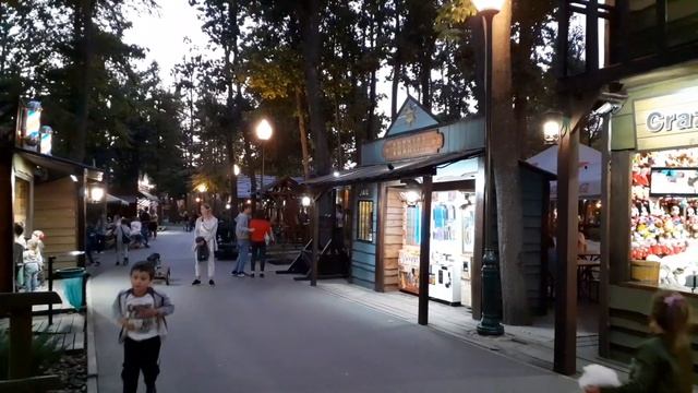 ПАРК ГОРЬКОГО ВЕЧЕРНИЙ ПРОМЕНАД!_ ШИКАРНЫЙ ПАРК ГОРЬКОГО И КРАСИВАЯ МУЗЫКА.mp4