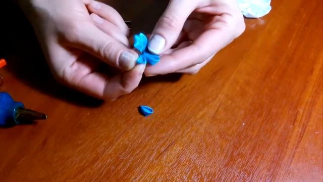 Снежинка канзаши к Новому Году. Из ленты 2.5, 4 и 5 см. МК/ Snowflake kanzashi for the New Year. DI смотреть онлайн