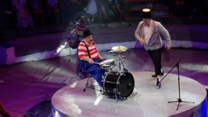Клоунский музыкальный дуэт «Step & Jazz». Сцена с ударными. Цирковое шоу "Клоун". Самара 07.08.22
