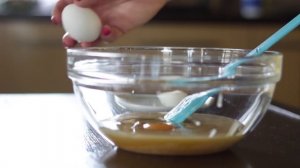 Медовая шарлотка с яблоками и корицей в домашних условиях