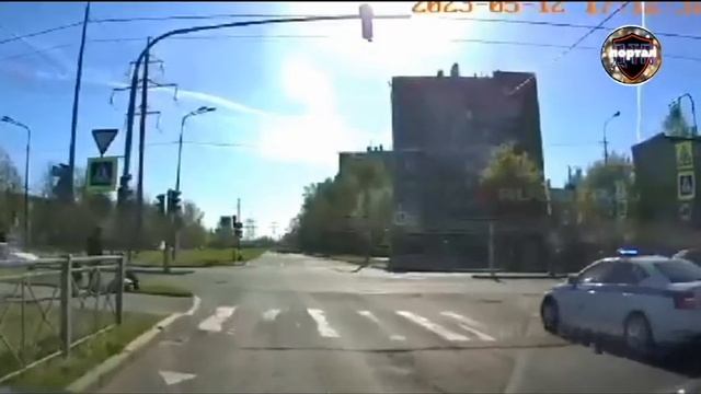 Водитель «Фиата» не заметил машину ДПС: автоавария в Петербурге смотреть онлайн