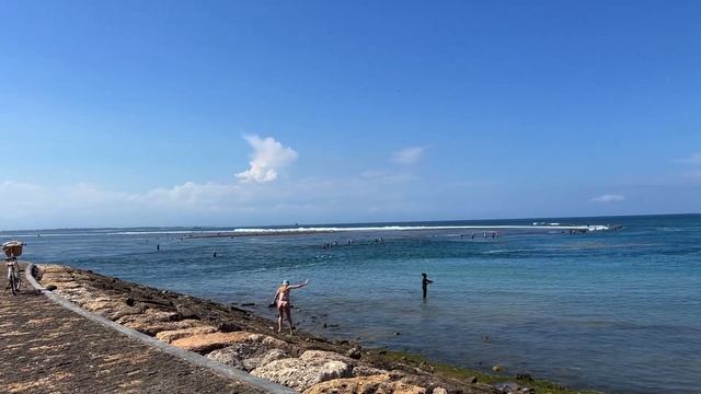 Красивый летний день: прогулка на велосипеде, романтический ужин | Бали влог смотреть онлайн