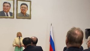 Сегодня Сажи Умалатова выступает в посольстве КНДР.