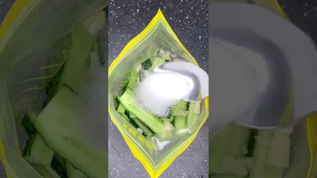 Хрустящие малосольные ОГУРЦЫ с чесноком и укропом - Быстрый и Вкусный засол [за пол часа] в пакете!