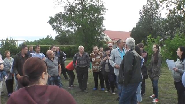 Сход жителей поселка Ближнеейского против застройки сквера