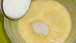 Шарлотка с замороженной клубникой
