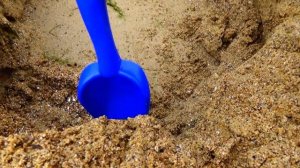 Беби Бон - ПОСЛЕДНИЙ ДЕНЬ на море. Куклы На пляже ЛЕПЯТ КУЛИЧИКИ ИЗ ПЕСКА