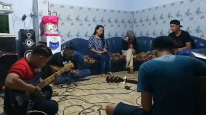 WAH GAK NYANGKA....! 2 ORANG INI NYANYIKAN LAGU PERLAHAN MERDU SEKALI COVER KERONCONG UKULELE