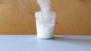 Реакция таблетки ХЛОРКИ и АММИАКА ВОДНОГО. Опыты по химии. Дым без огня. Домашние эксперименты