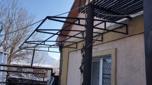 Козырёк над воротами гаража и навесик за углом. 14.12.2022