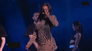 Aya Nakamura interprète "Baby" sur le plateau de la finale de The Voice