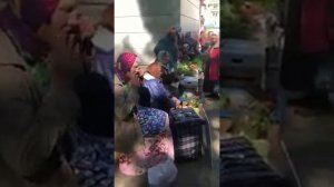 ХАРДБАСС БАБУЛЯ ОТЖИГАЕТ НА БАЗАРЕ
